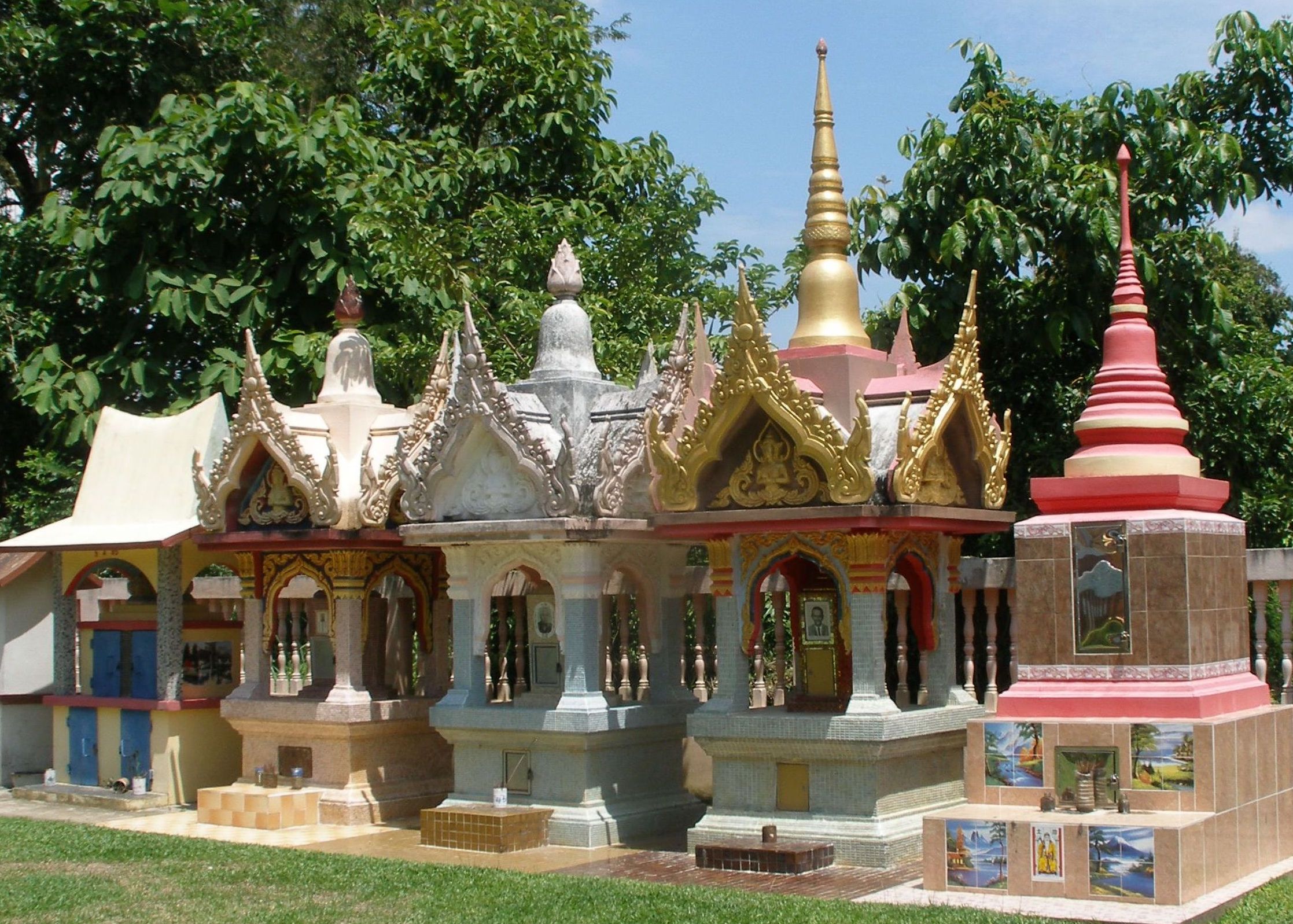 Memorials, Wat Phothivihan