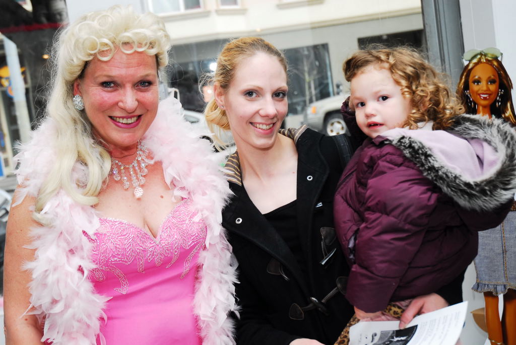 AlteredBarbieShow @AgeSongGallery 070809 11 .JPG