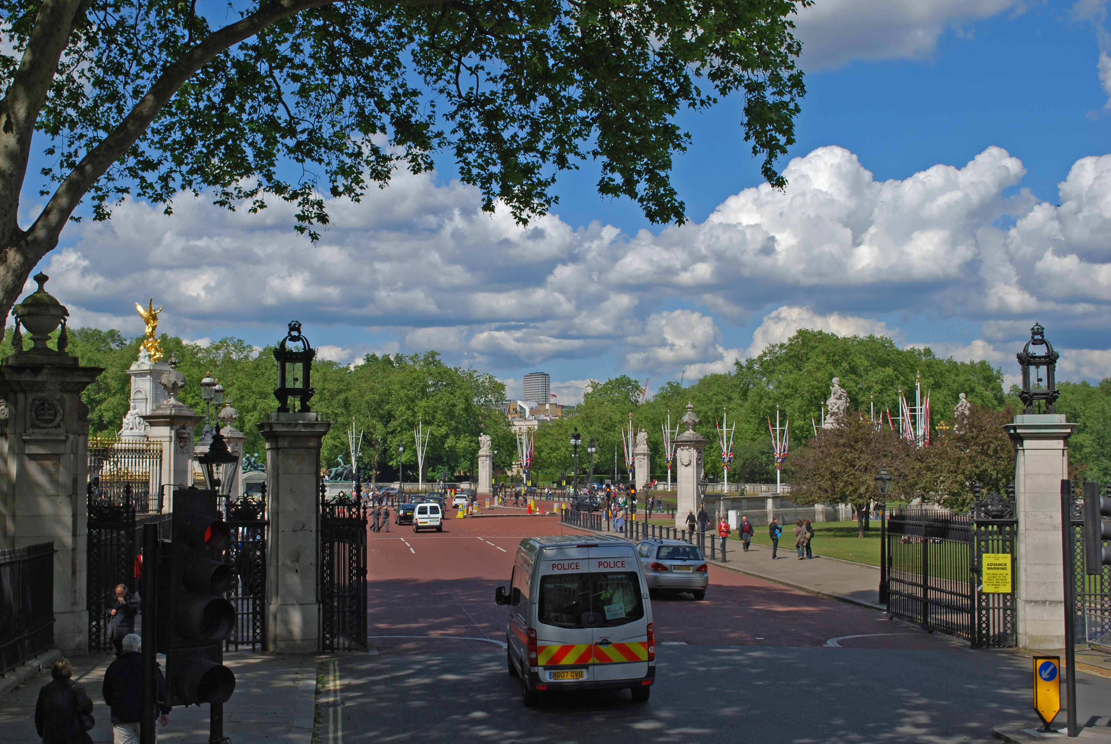 Entrance to the road in front of Buckingham (where the bus wasnt allowed)