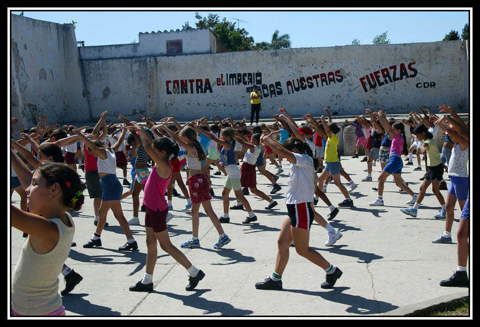 Nios haciendo gimnasia publica  -  Gimnastics at a school