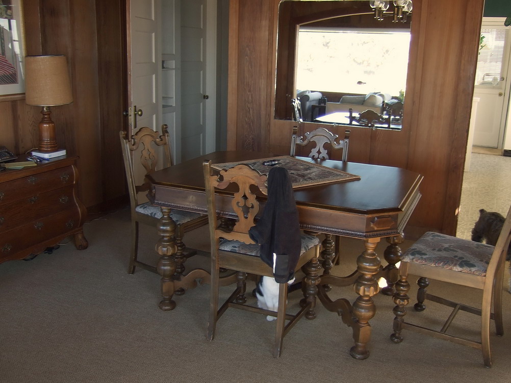 Dining area off kitchen