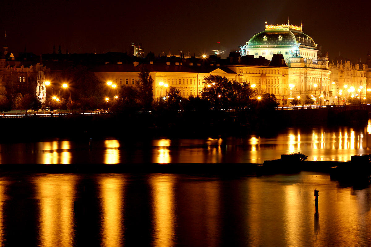 Prgaue - Narodni Theater at night