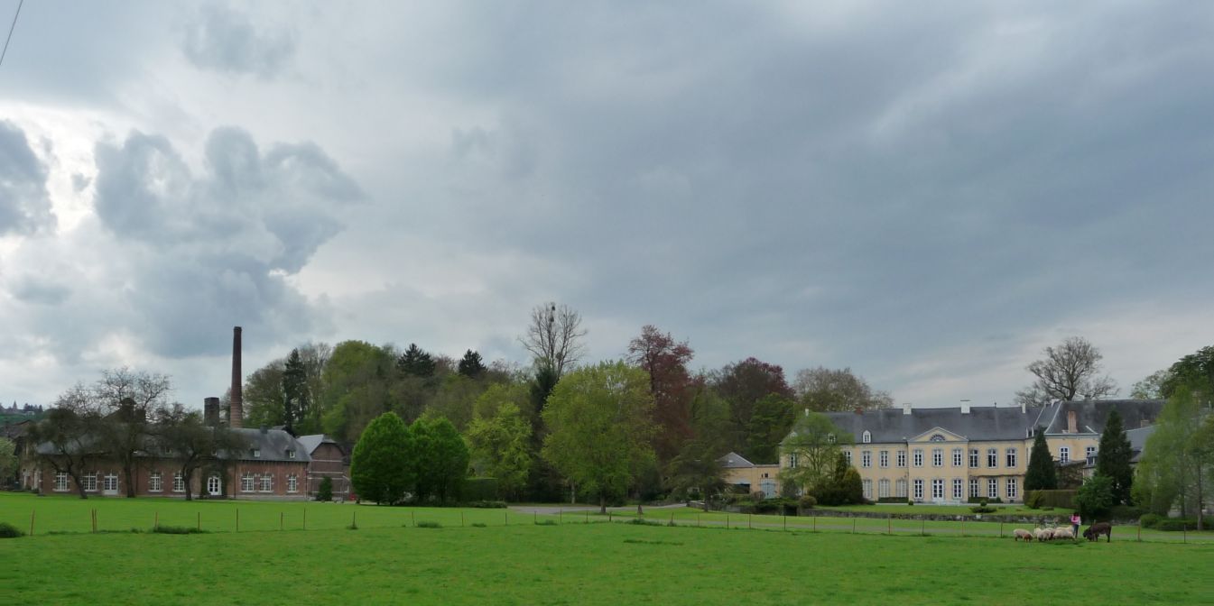 Ancienne abbaye de Moulins ( droite)