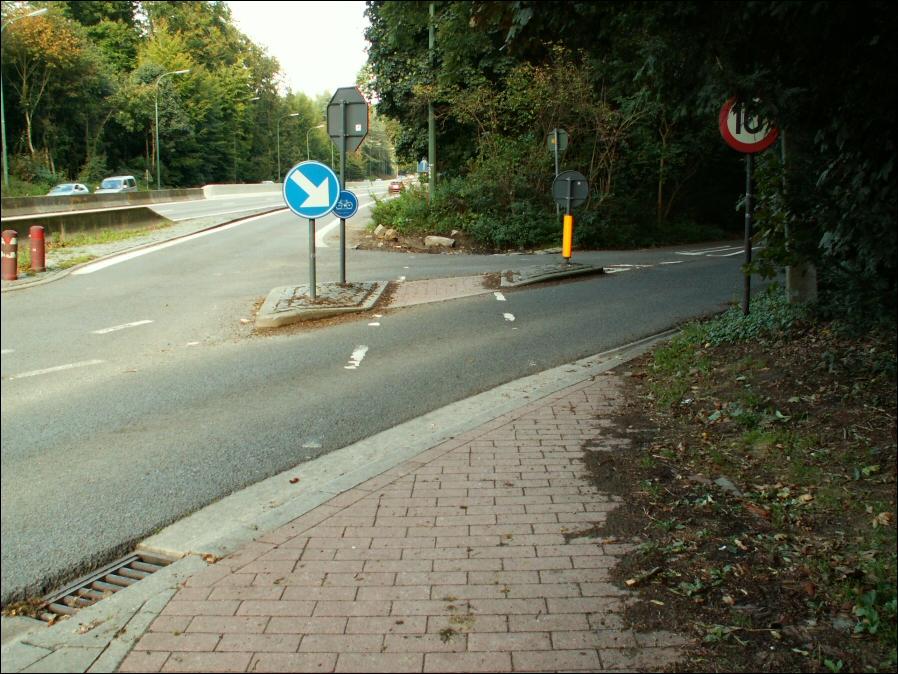 Bifurcation dangereuse de la ch. Mont-St-Jean et piste cyclable sans issue....jpg