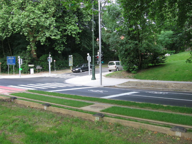 Des ZAC sur le boulevard... bizarre... cela veut-il dire que la piste cyclable centrale nest pas obligatoire ? (suite)