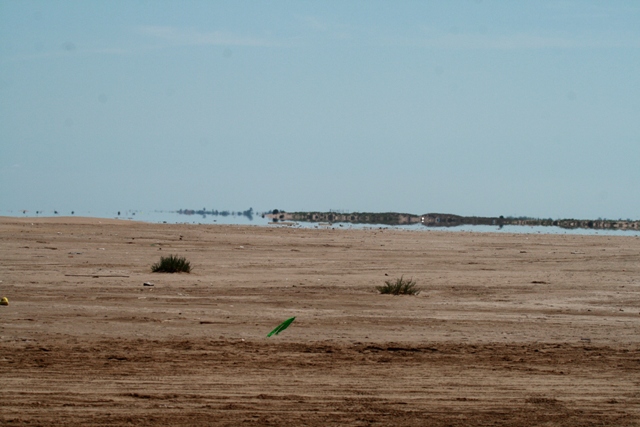 Mirage - Espejismo - Miratge - Dos visitantes disfrutando este efecto ptico en la Punta del Fangar