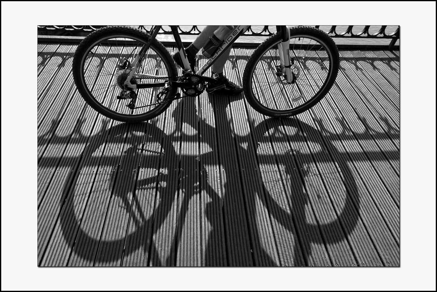 Sur la passerelle de Bry