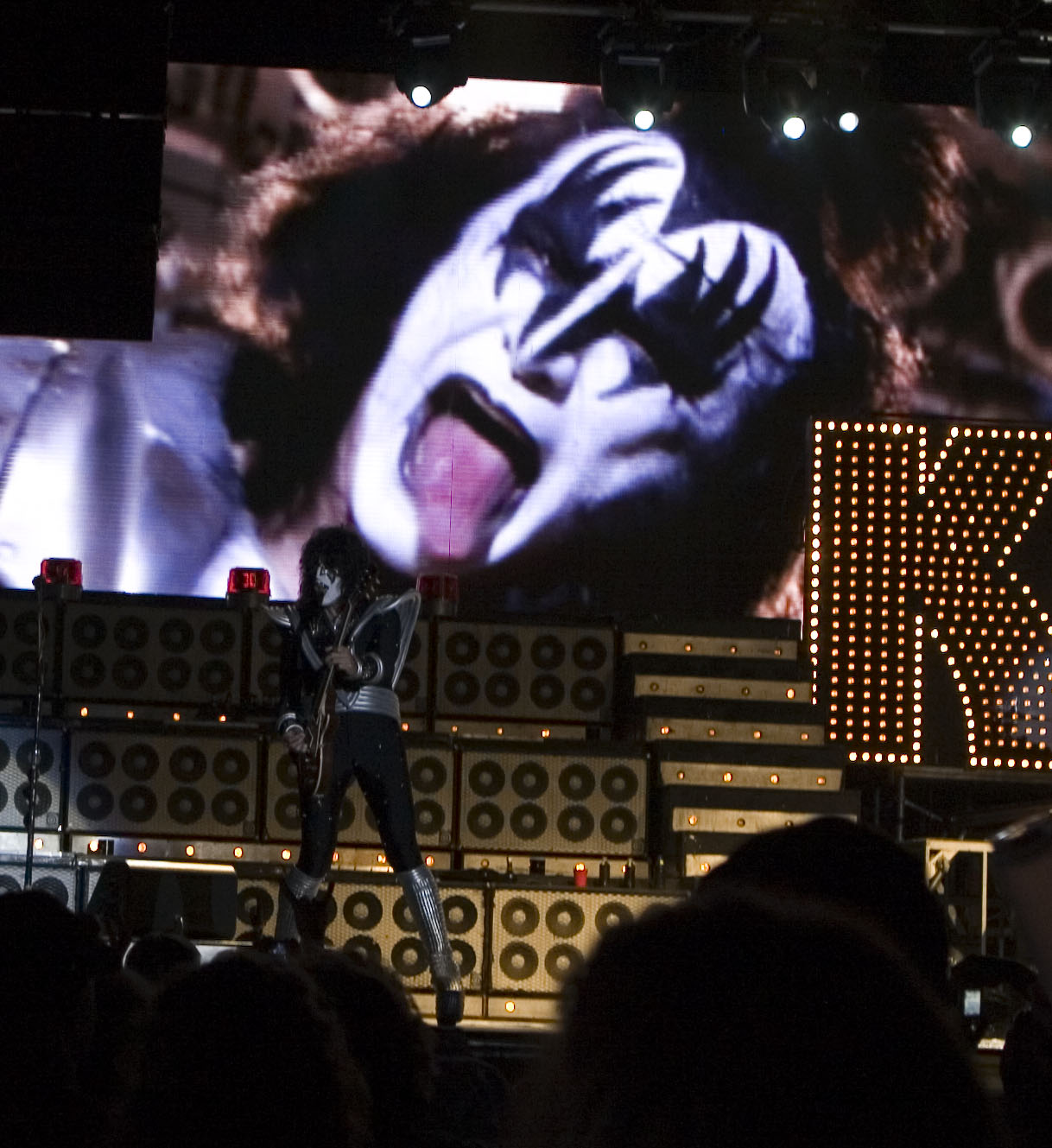 Tommy Thayer and Gene Simmons in background