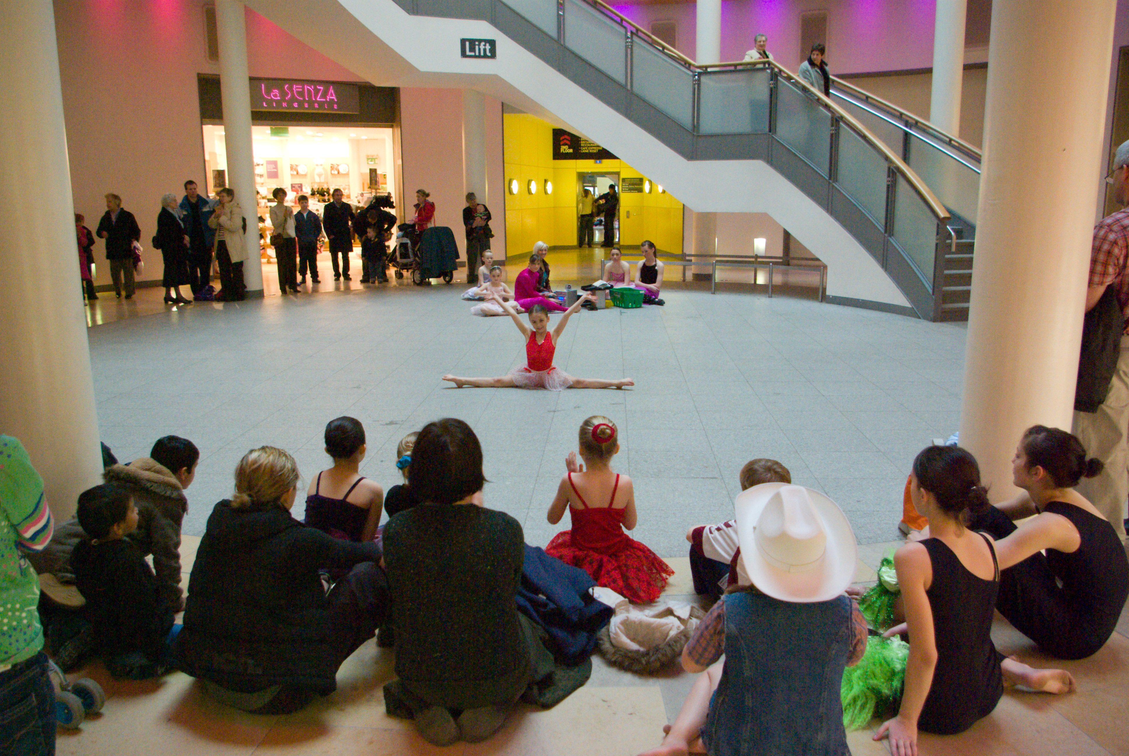 dancer1600kitlens.jpg