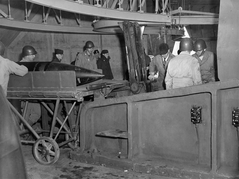 Loading projectile at Btry. #131. Note use of shell cart instead of overhead rail. (U.S. Army)