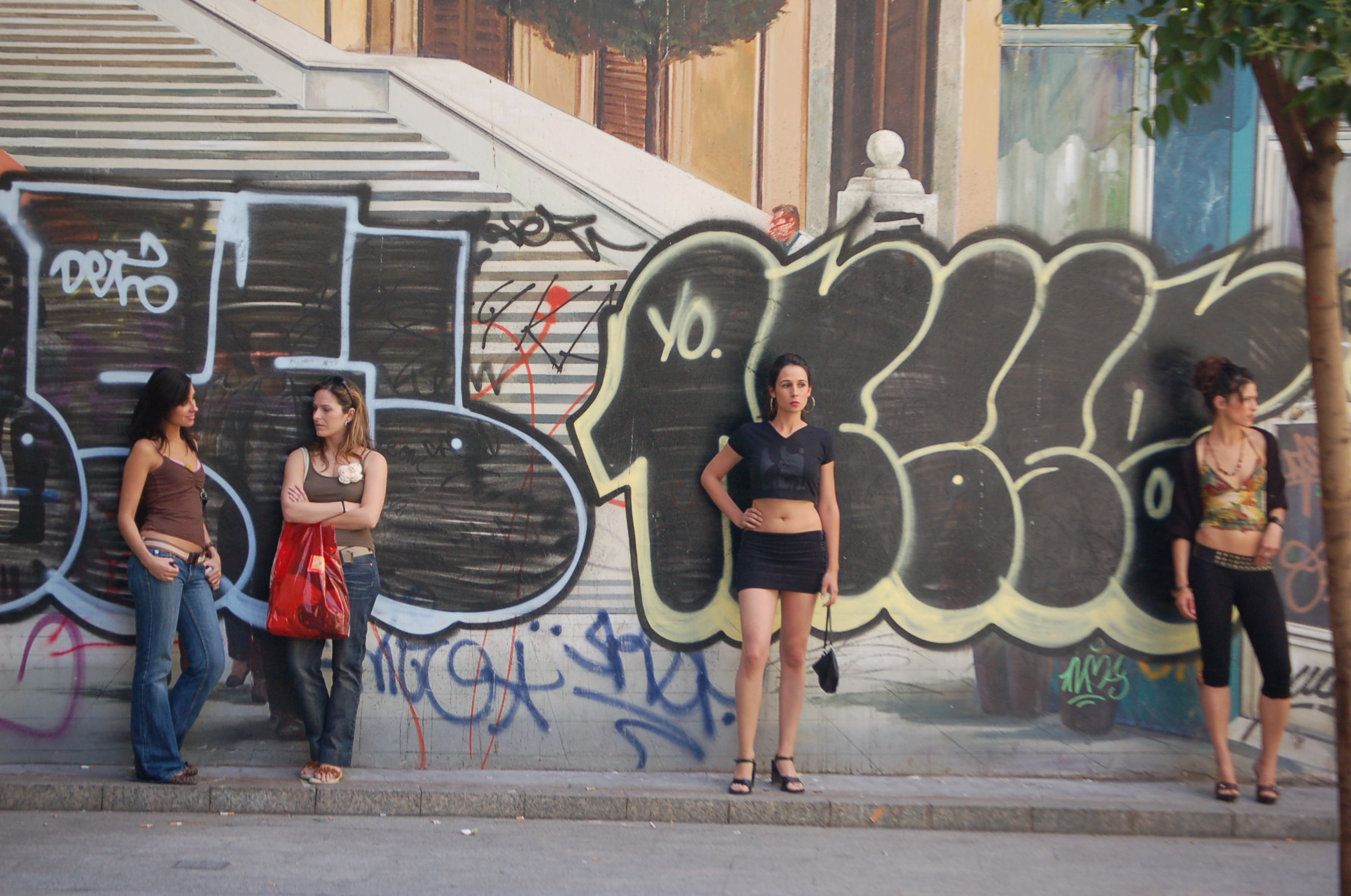 Chicas Delante de la Pared