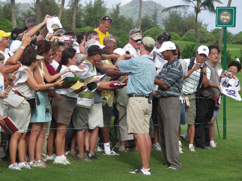 Tiger Woods mobbed by autograph seekers