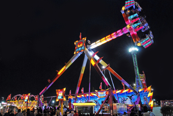 G-Force: Rotating pendulum ride.