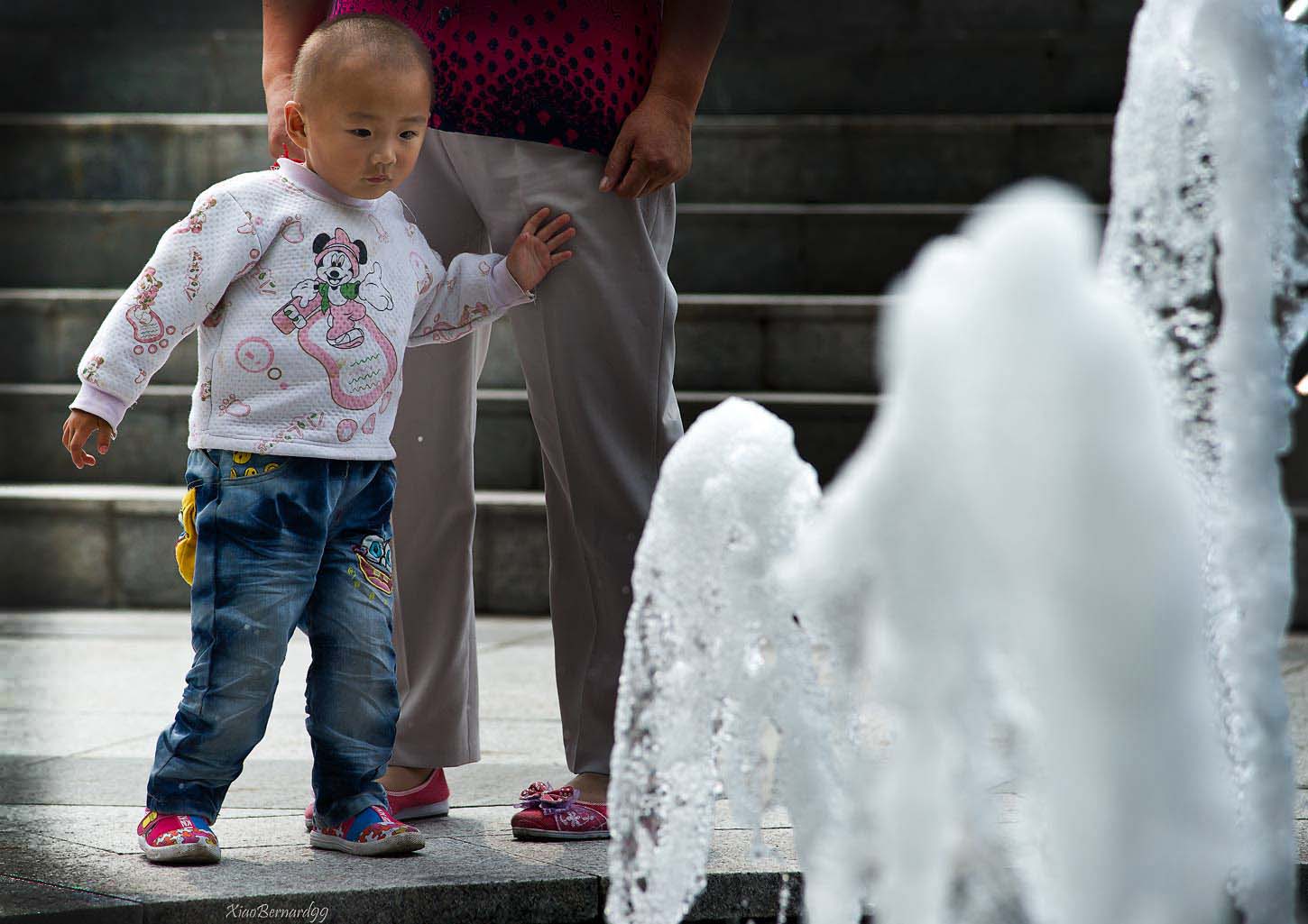 JINAN.The boy  subjugates by the Water.