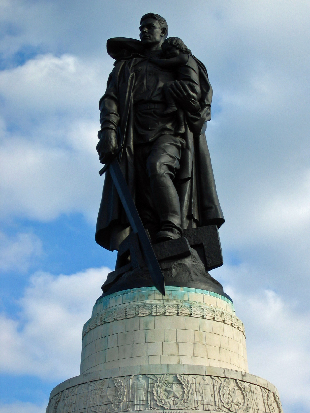 soviet war memorial treptow ( berlin)