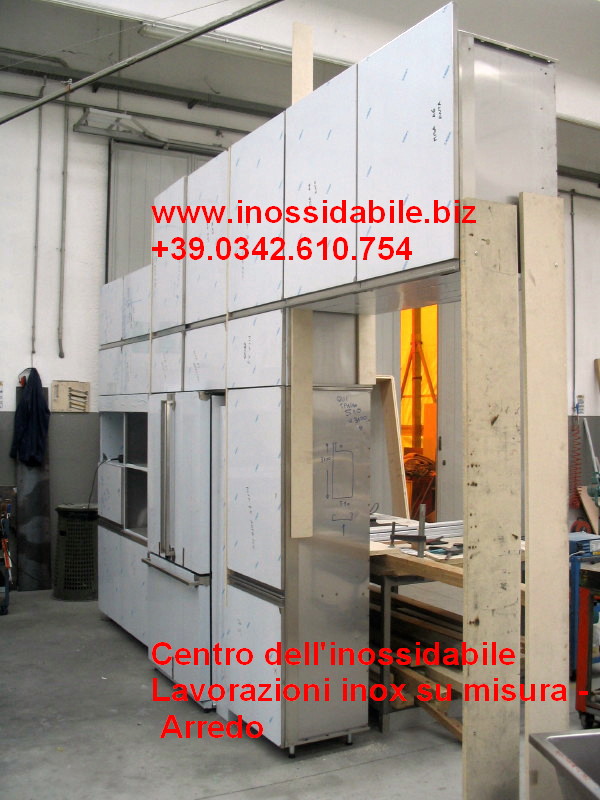 cucina con pellicola protettiva per acciaio inox.JPG