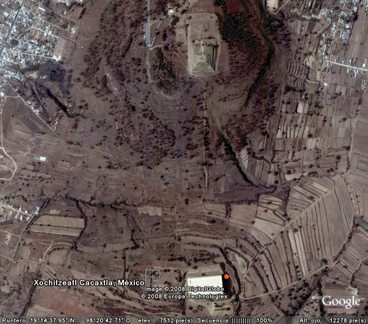 Piramide contigua ubicada a 1 km