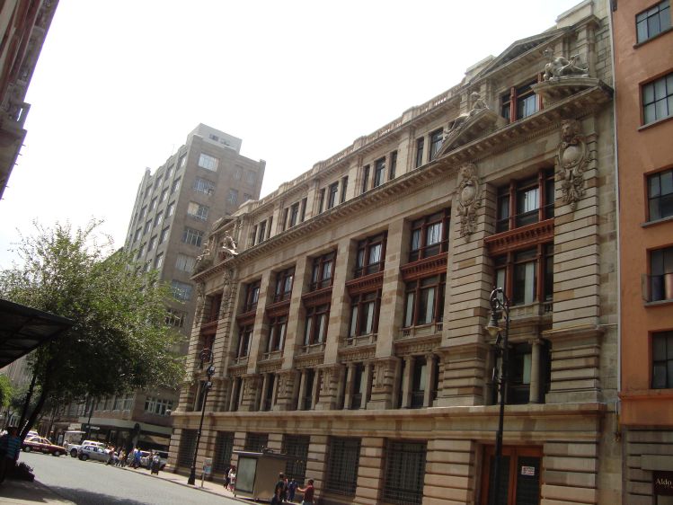 Edificio ubicado en la calle 5 de Mayo, y Bolivar