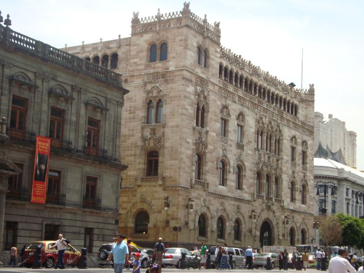 Detalle del Edificio de Correos (junto al Palacio de Mineria)