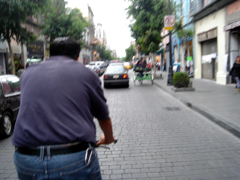 TRASNPORTE MODERNO RUMBO AL PALACIO DE MINERIA EN LA CALLE DE TACUBA