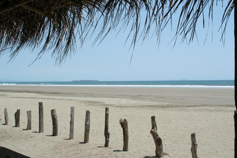 Playa Las Lajas nad Pacyfikiem