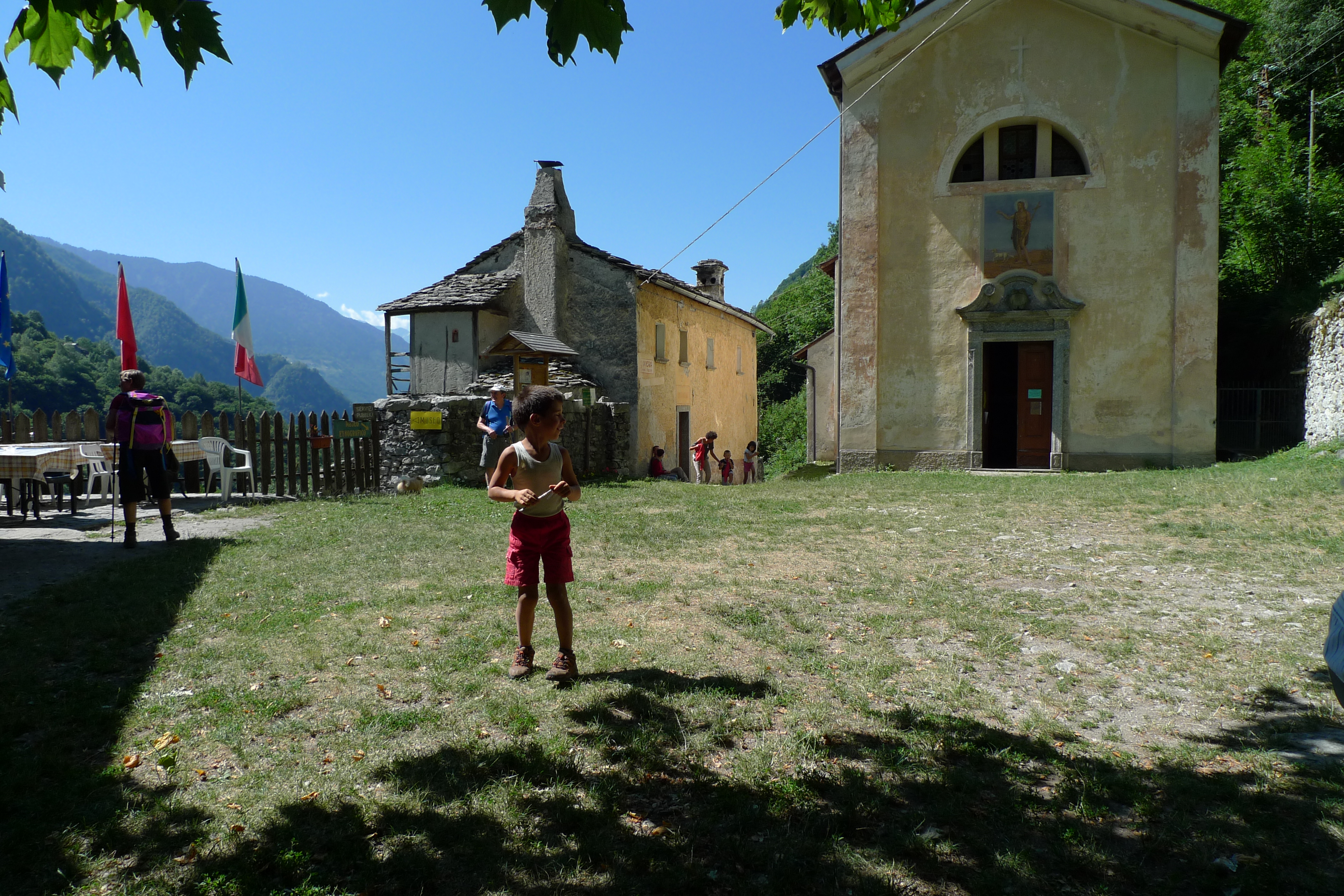 sulla piazza di Codera.JPG