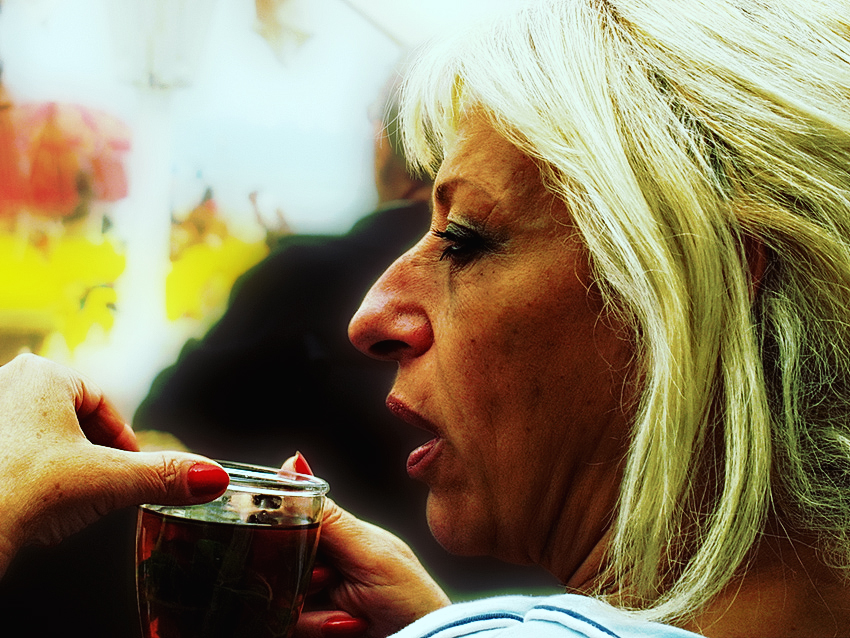 Behind every successful man there is a woman drinks tea with naana