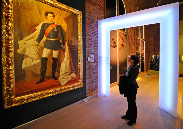 Lady-looking-at-King-Ludwig-O.jpg