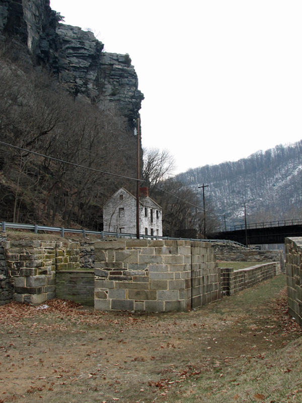 Maryland Heights behind Lock 33