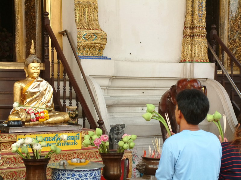 Offering at Wat Suthat