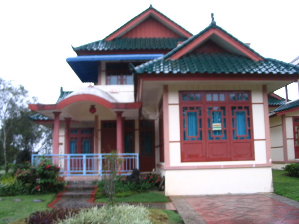 Cipanas housing estate - Chinese style?