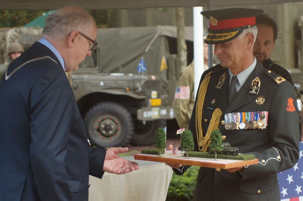 Symbolische overdracht van de tank dmv een maquette