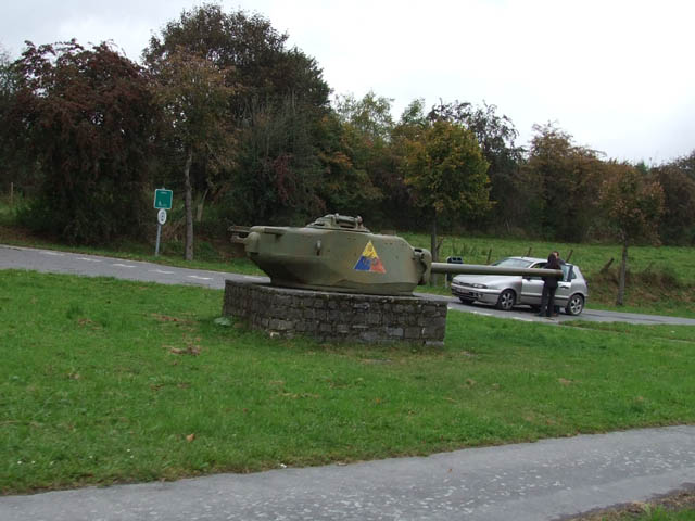 Het monument staat vlakbij het dorp