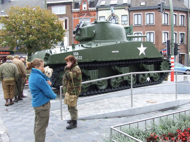 Sherman van de Thunderbolt division op het plein in Bastogne