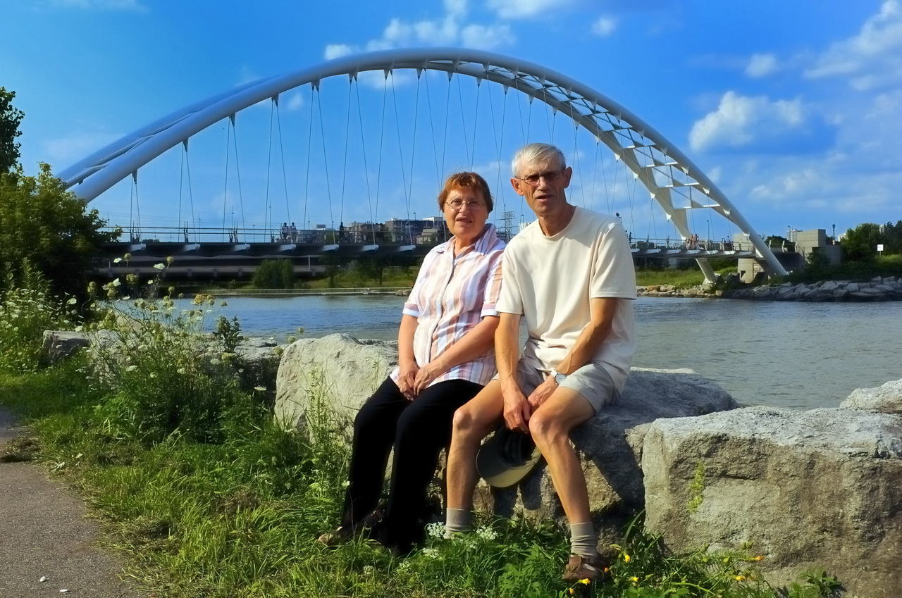 Mamie et Papi devant le pont de la rivire Humber