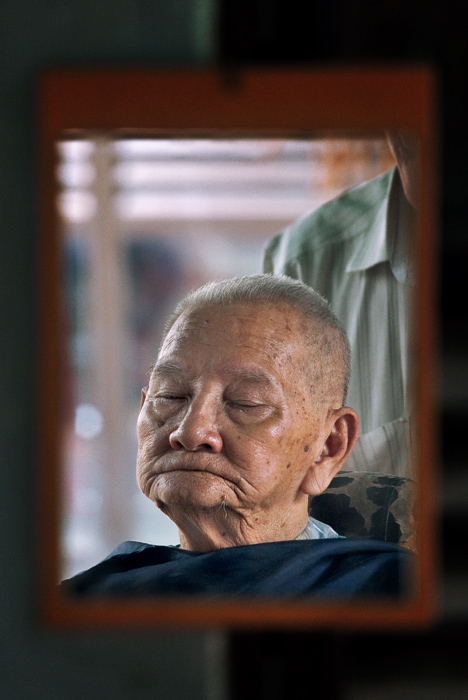 10th - Look look how he closes his eyes ... (The Man at the Mirror)<br>by kyagudin