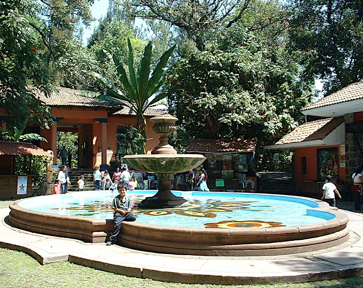 Parque Nacional: Entrance Placita and Fountain