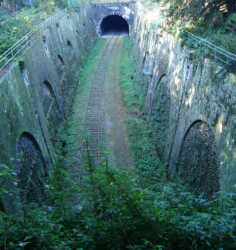 A train runs through it - Parc Montsouris