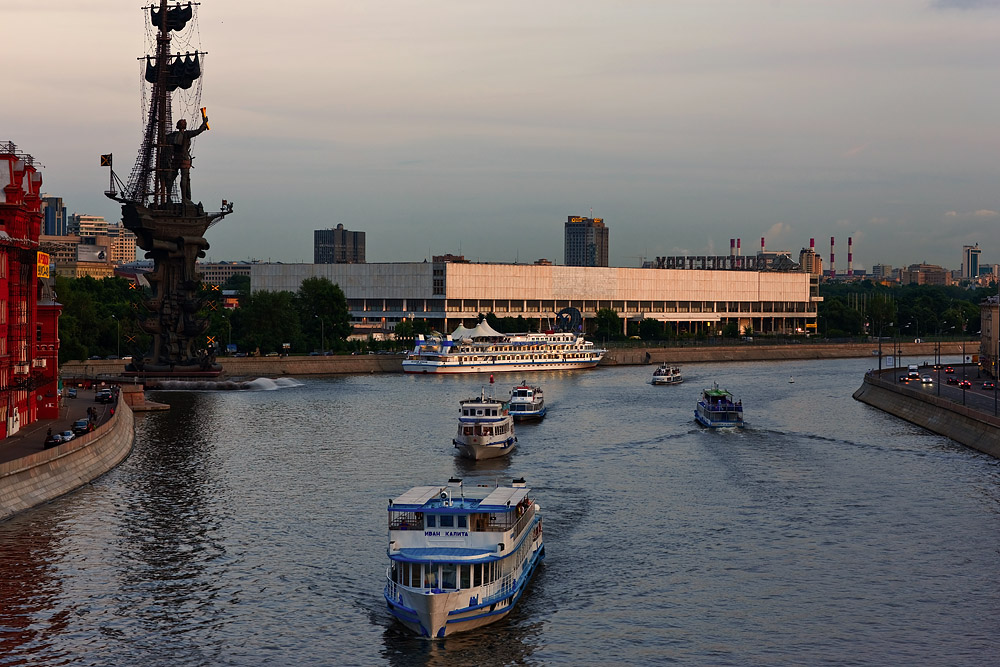Sunset in Moscow... pleasure boats by Moscow river...