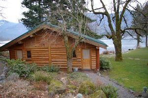 Columbia Gorge Riverside Lodge