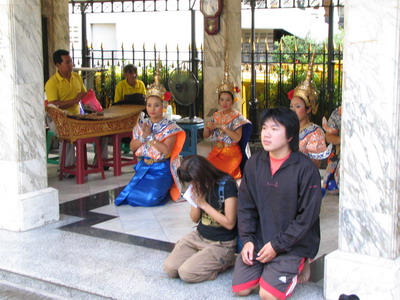 o6/59/661259/1/73697598.oDLlKkia.053ErawanShrinePray_resize.JPG