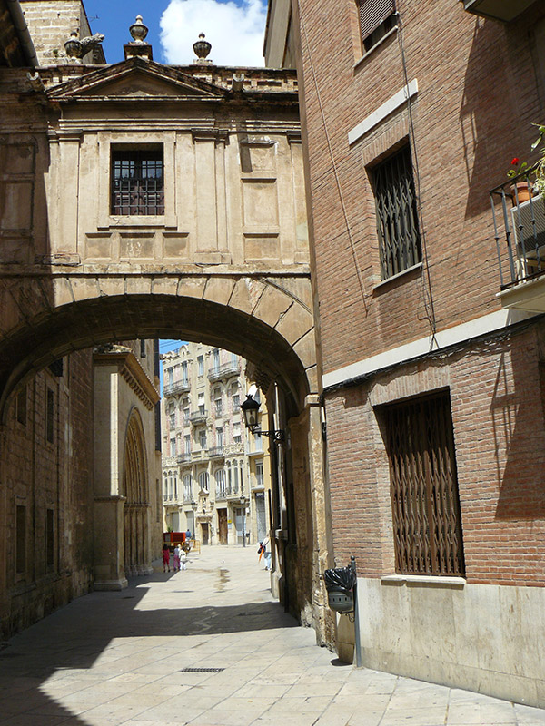 Valencia: Una calle antigua / an ancient street