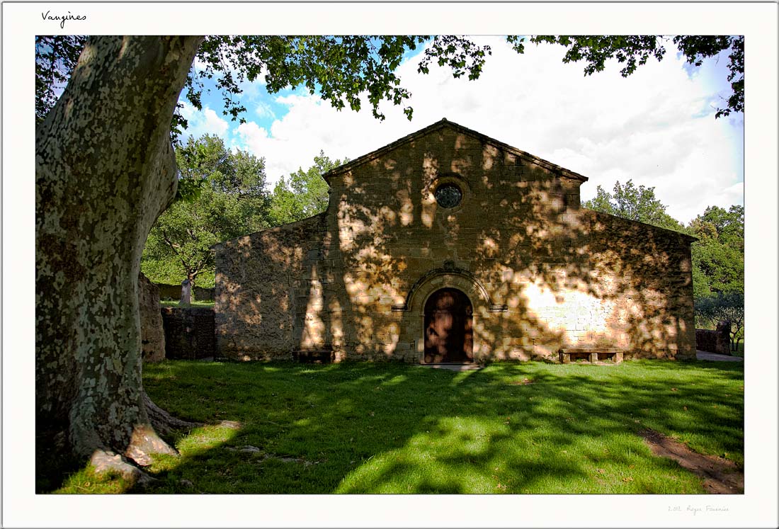 Vaugines : chapelle romane