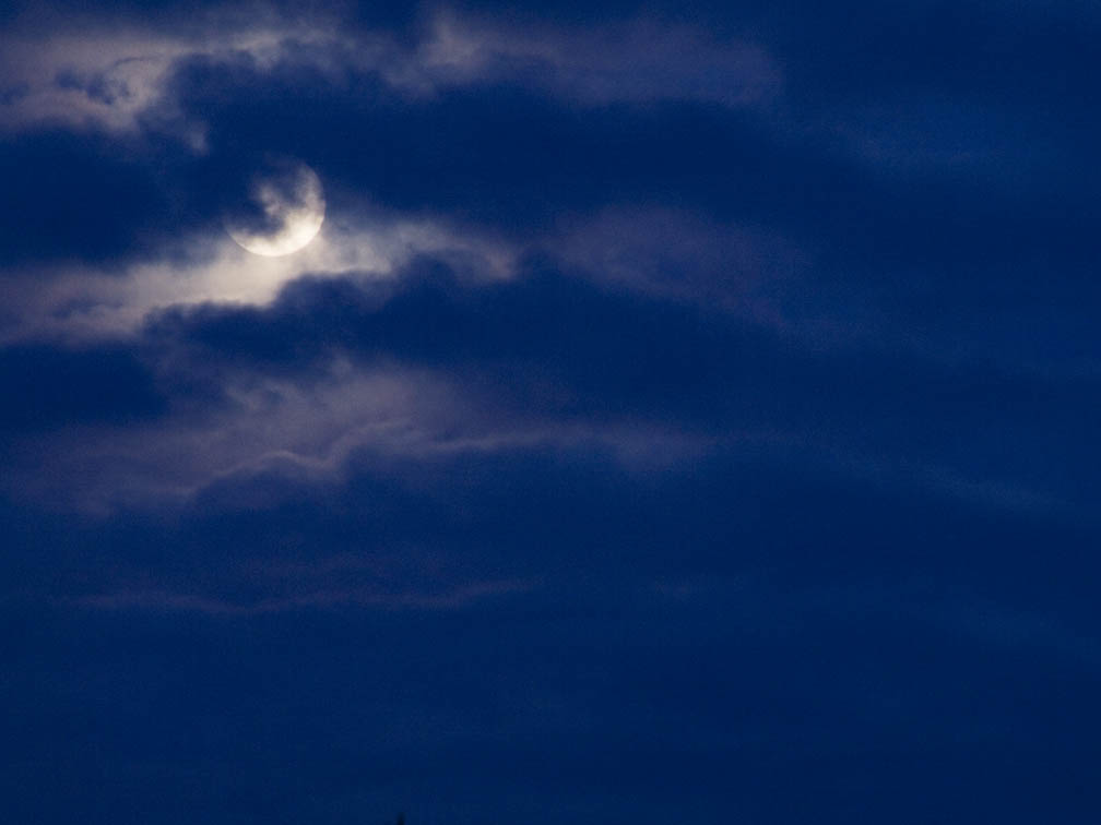 <B>Goodnight Moon</B> <BR><FONT SIZE=2>Molokai, Hawaii, December 2006</FONT>