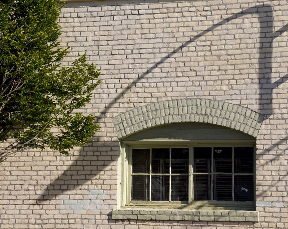 <B>Arching Shadow </B> <BR><FONT SIZE=2>Petaluma, Californian, June 2007</FONT>
