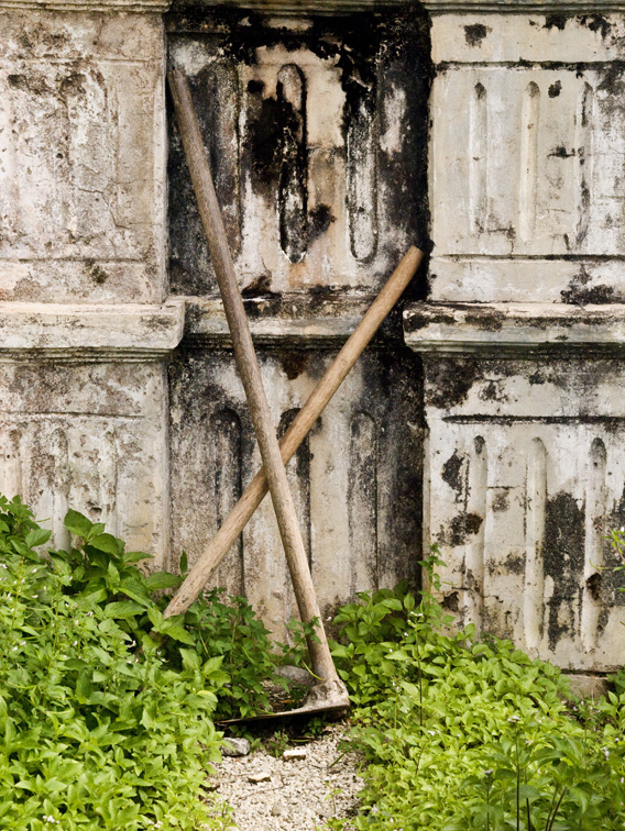 <B>Gardening</B> <BR><FONT SIZE=2>Chiefs House, Malaysia September 2007</FONT>