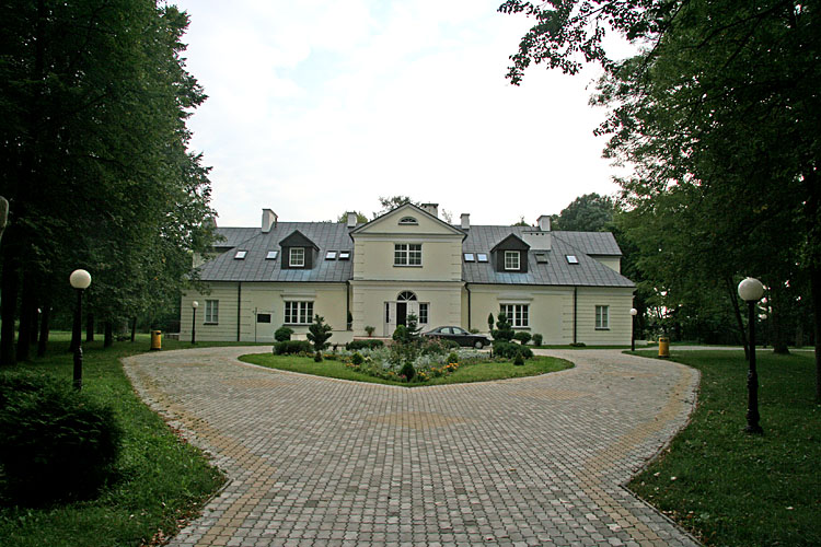 Manor House in Roskosz on the front