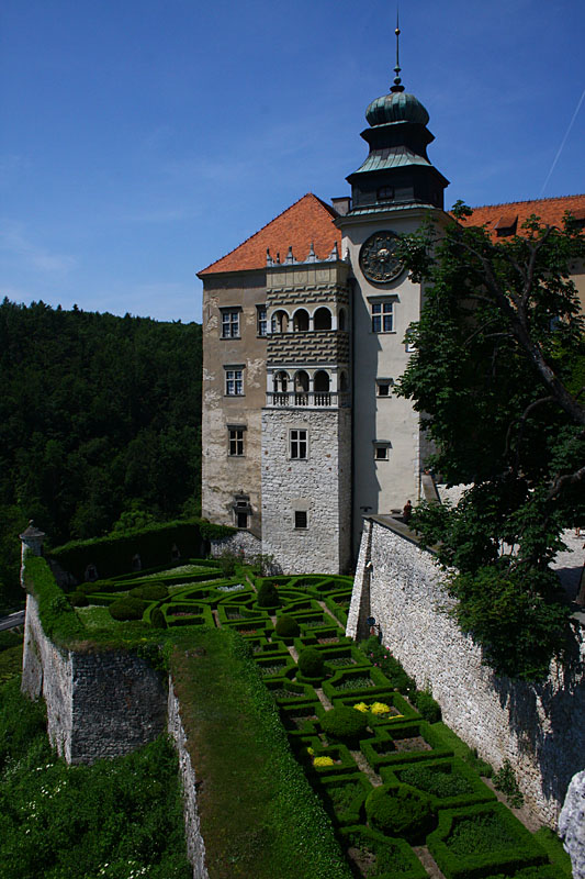 Pieskowa Skala - Castle - view from Restaurants window