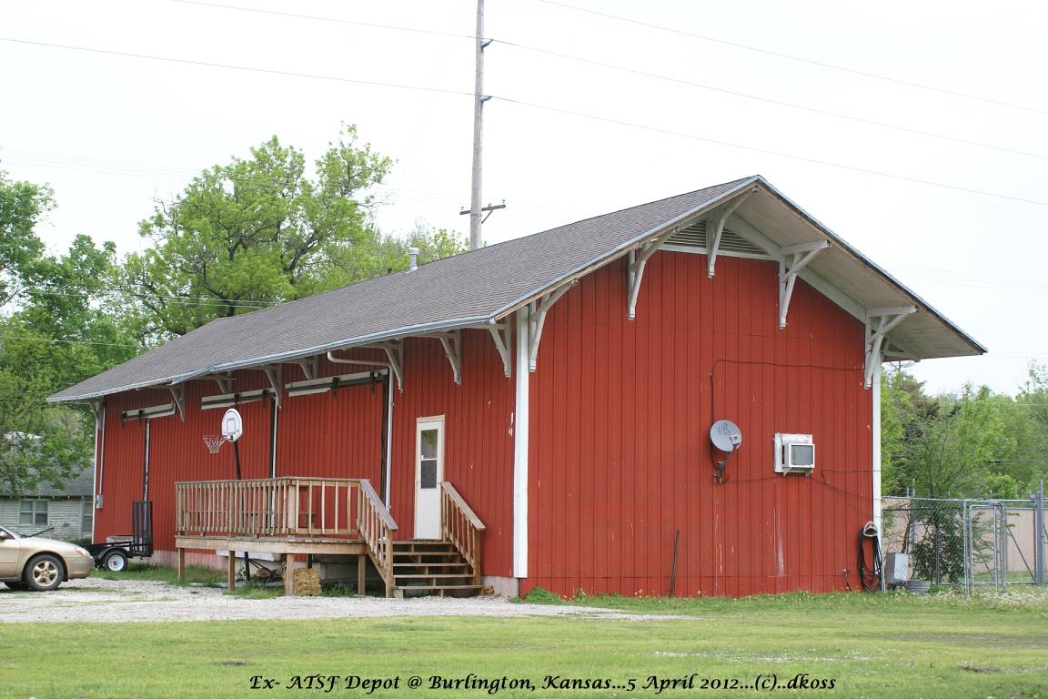 Ex-ATSF depot  Burlingtont KS 001.jpg