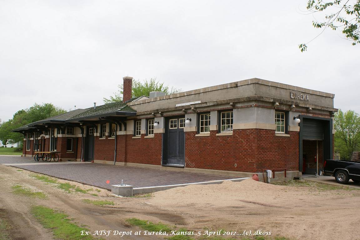 Ex-ATSF depot  Eureka KS 002.jpg
